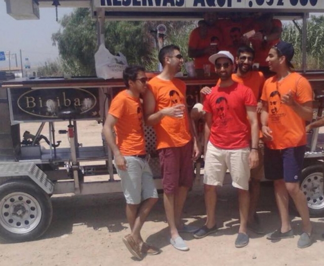  在自行车前啤酒